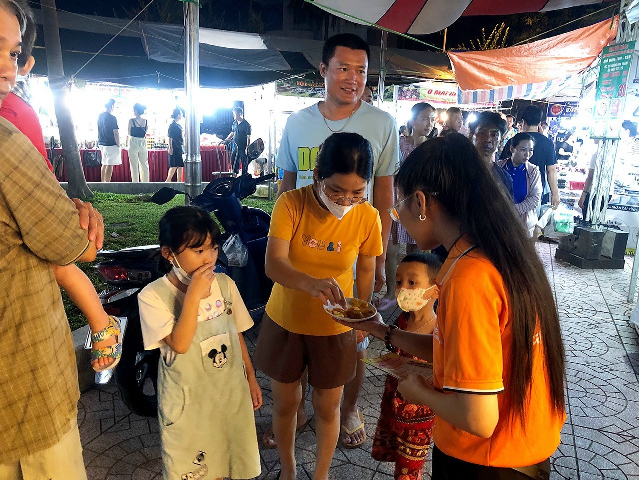 Hơn 50 đơn vị sản xuất, kinh doanh tham gia phiên chợ ở Nha Trang - Ảnh 2. Hơn 50 đơn vị sản xuất, kinh doanh tham gia phiên chợ ở Nha Trang - Ảnh 2.