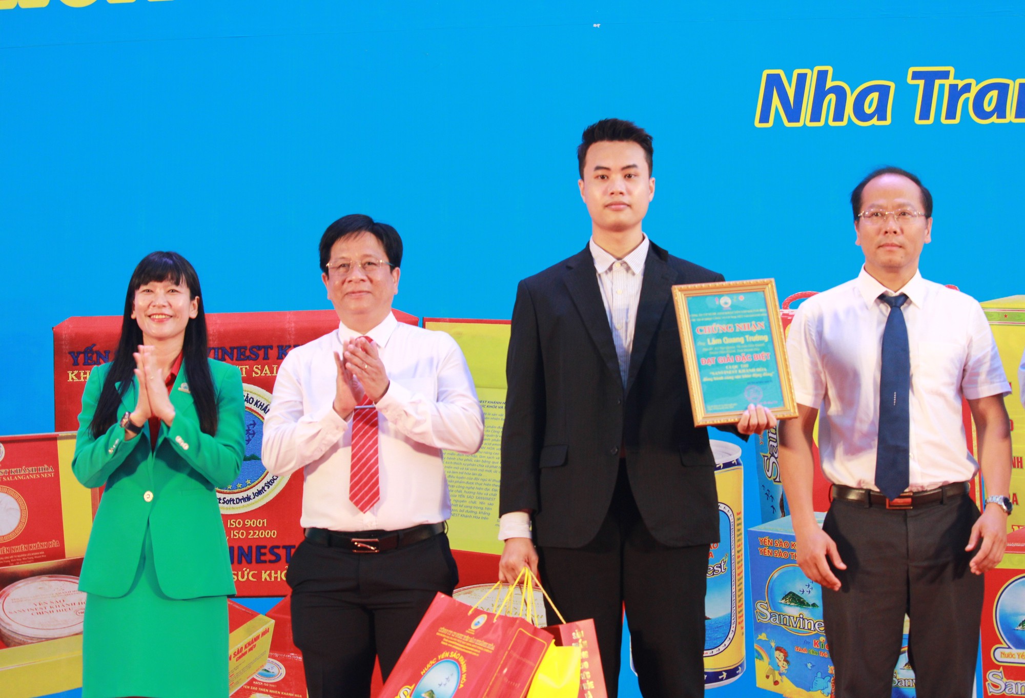 Trao giải cuộc thi "Sanvinest Khánh Hòa đồng hành cùng sức khỏe cộng đồng" - Ảnh 1. Trao giải cuộc thi "Sanvinest Khánh Hòa đồng hành cùng sức khỏe cộng đồng" - Ảnh 1.