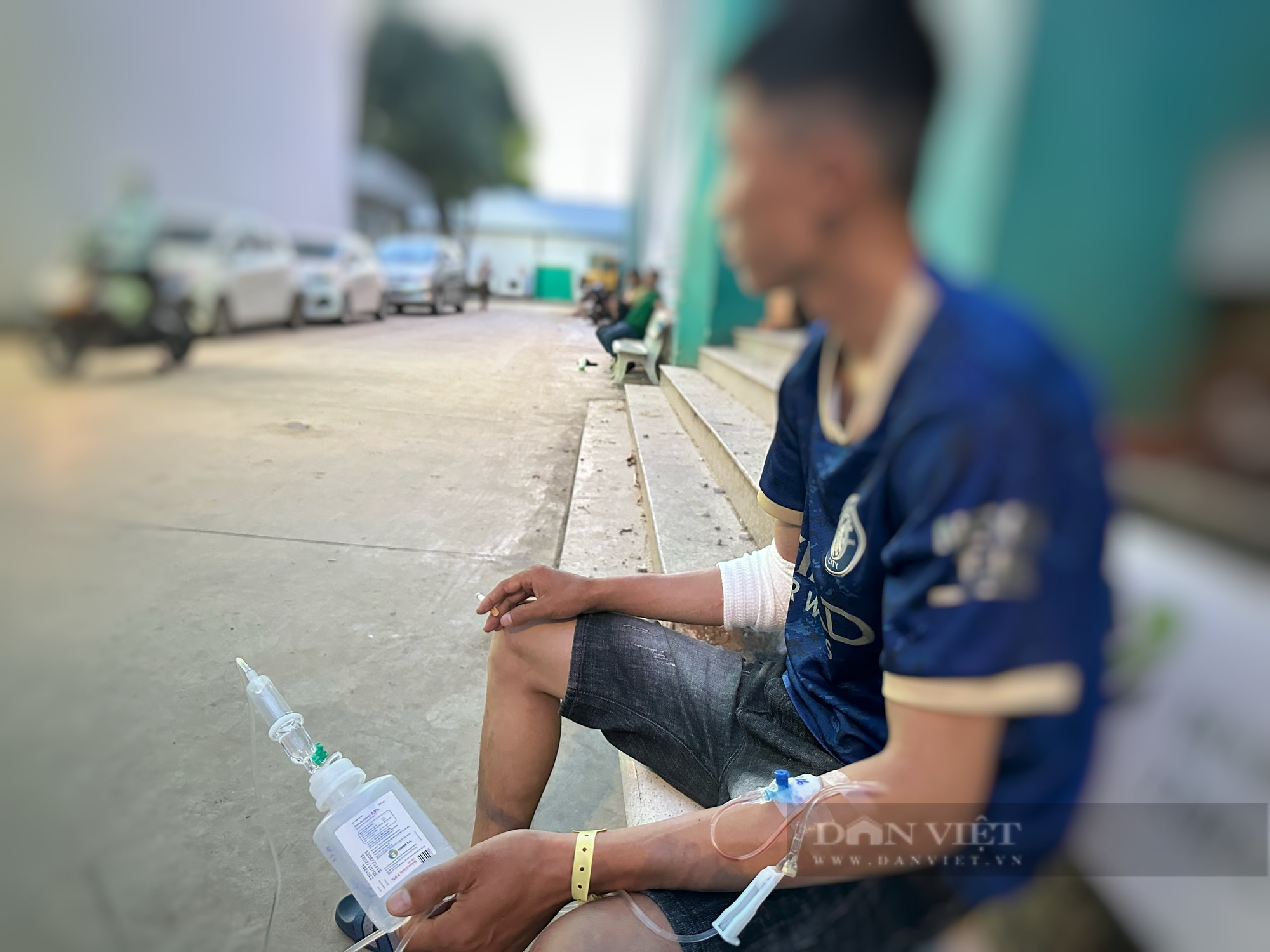 Bệnh nhân đang truyền dịch vẫn &quot;vô tư&quot; ra ngoài: Sở Y tế nói gì? - Ảnh 2.
