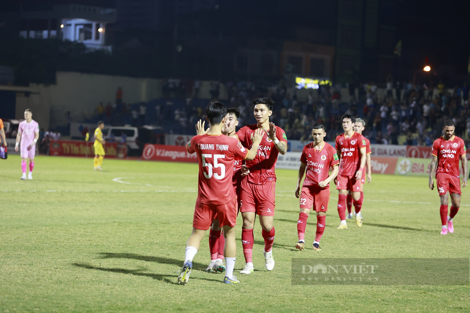 Cầu thủ CLB CAHN ăn mừng sau chiến thắng trước Thanh Hoá FC - Ảnh 2.