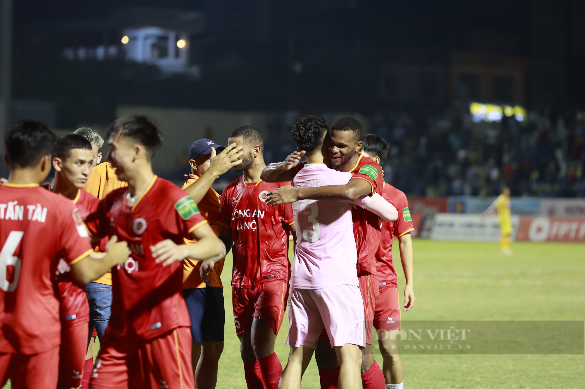 Cầu thủ CLB CAHN ăn mừng sau chiến thắng trước Thanh Hoá FC - Ảnh 4.