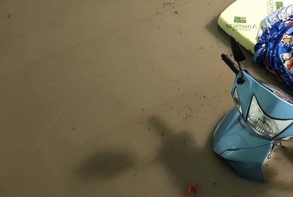 Đồng Nai mưa lớn gây ngập nặng, sập tường, hỏng đường: Người dân khổ sở dọn dẹp tàn dư - Ảnh 4.