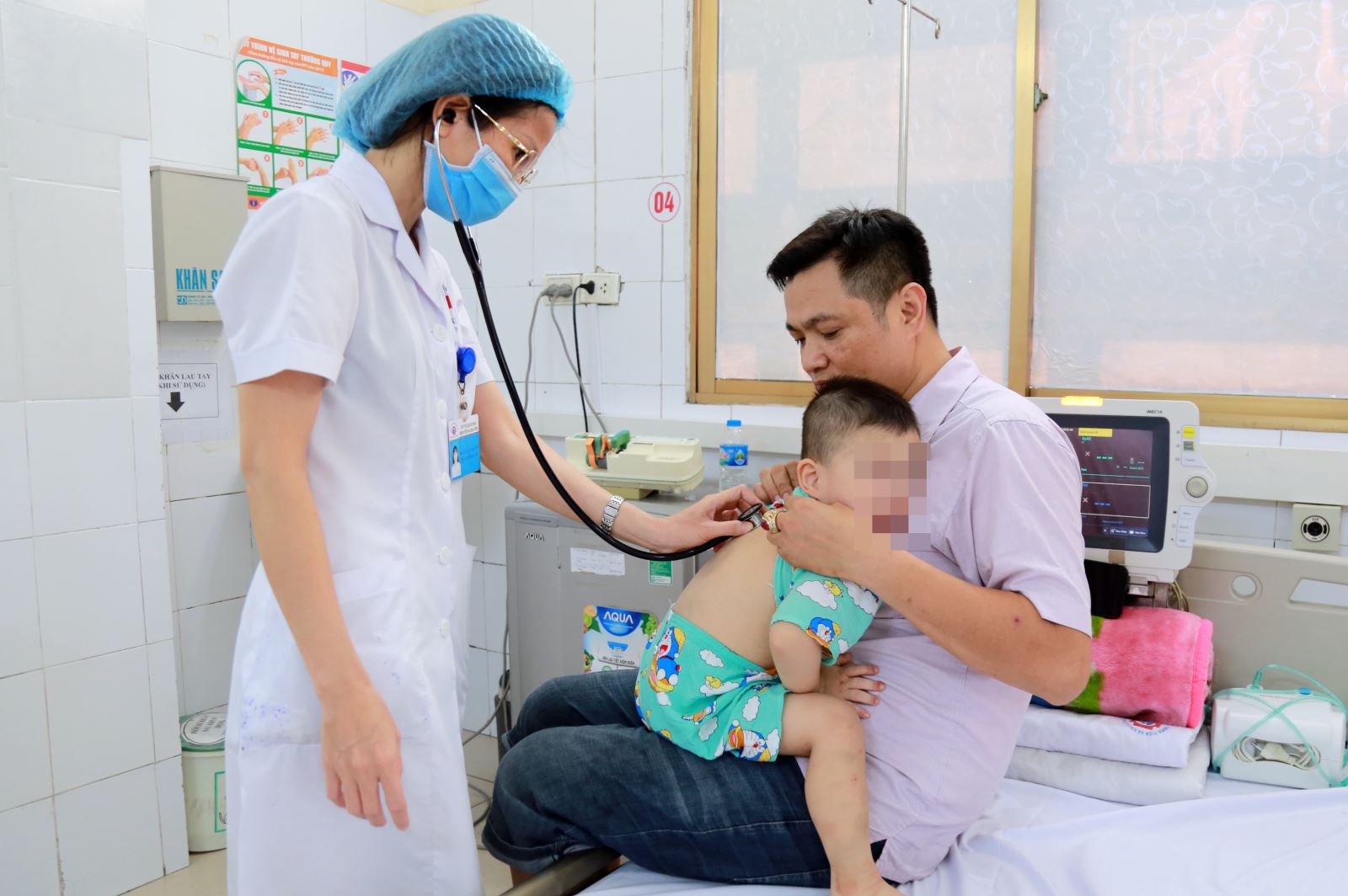 Nguy hiểm khi trẻ ho, sốt nhưng cha mẹ tự cho uống kháng sinh - Ảnh 2.