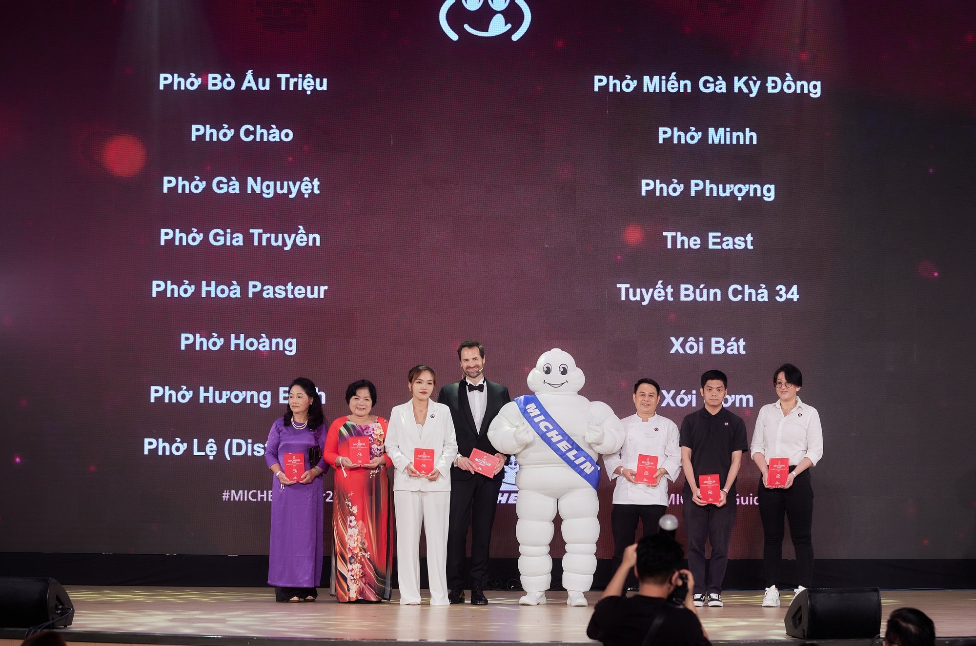 Bún chả Obama, phở Hòa Pasteur... được Michelin giới thiệu, 4 nhà hàng được gắn sao Michelin - Ảnh 1.