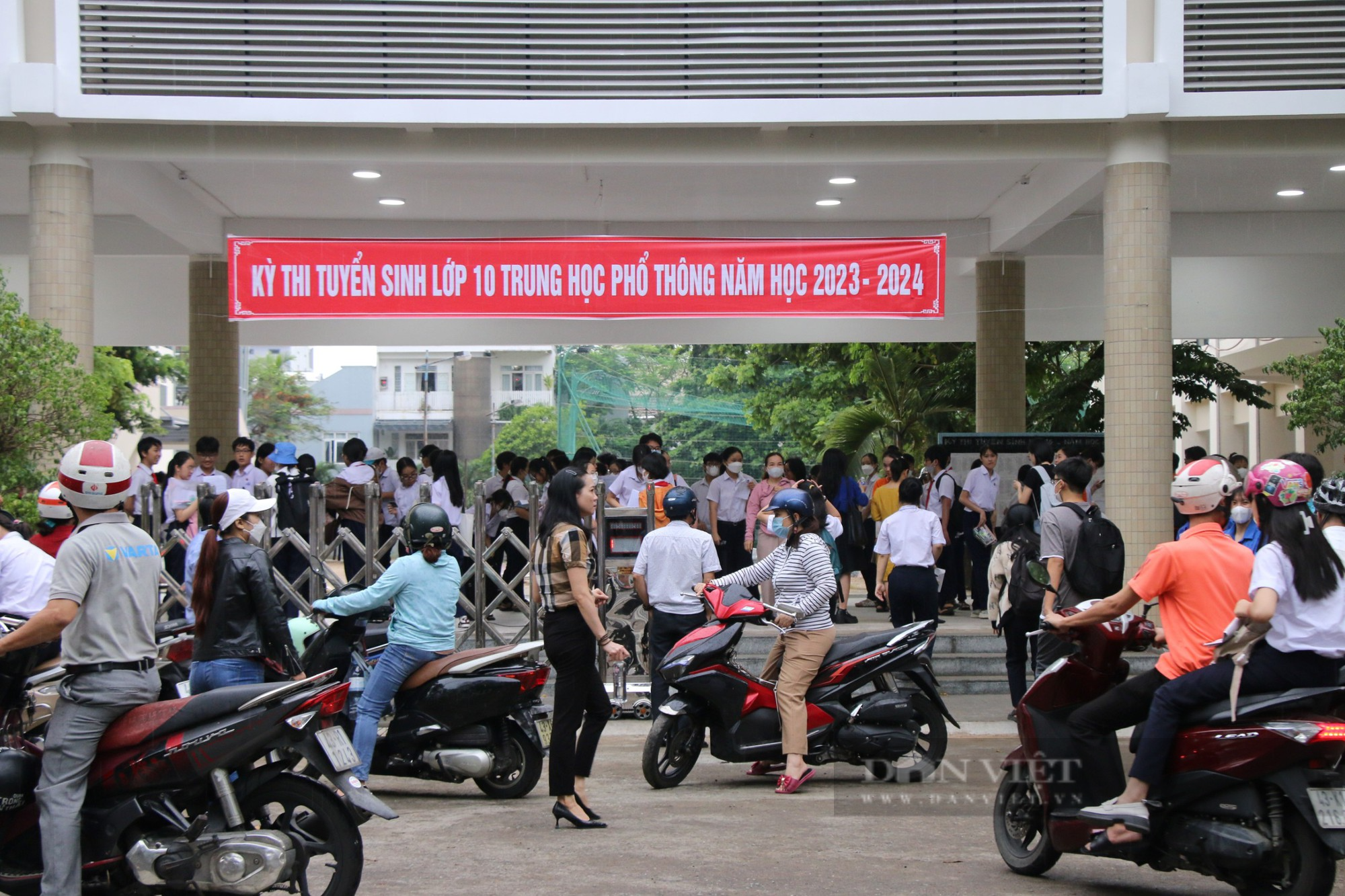 Phụ huynh &quot;đội mưa&quot; đưa sĩ tử dự thi tuyển sinh lớp 10 - Ảnh 1.