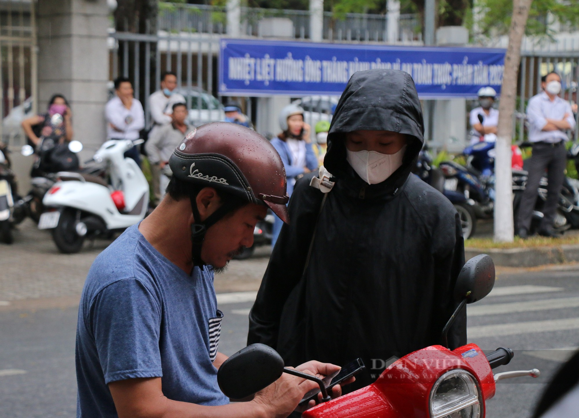 Phụ huynh &quot;đội mưa&quot; đưa sĩ tử dự thi tuyển sinh lớp 10 - Ảnh 3.