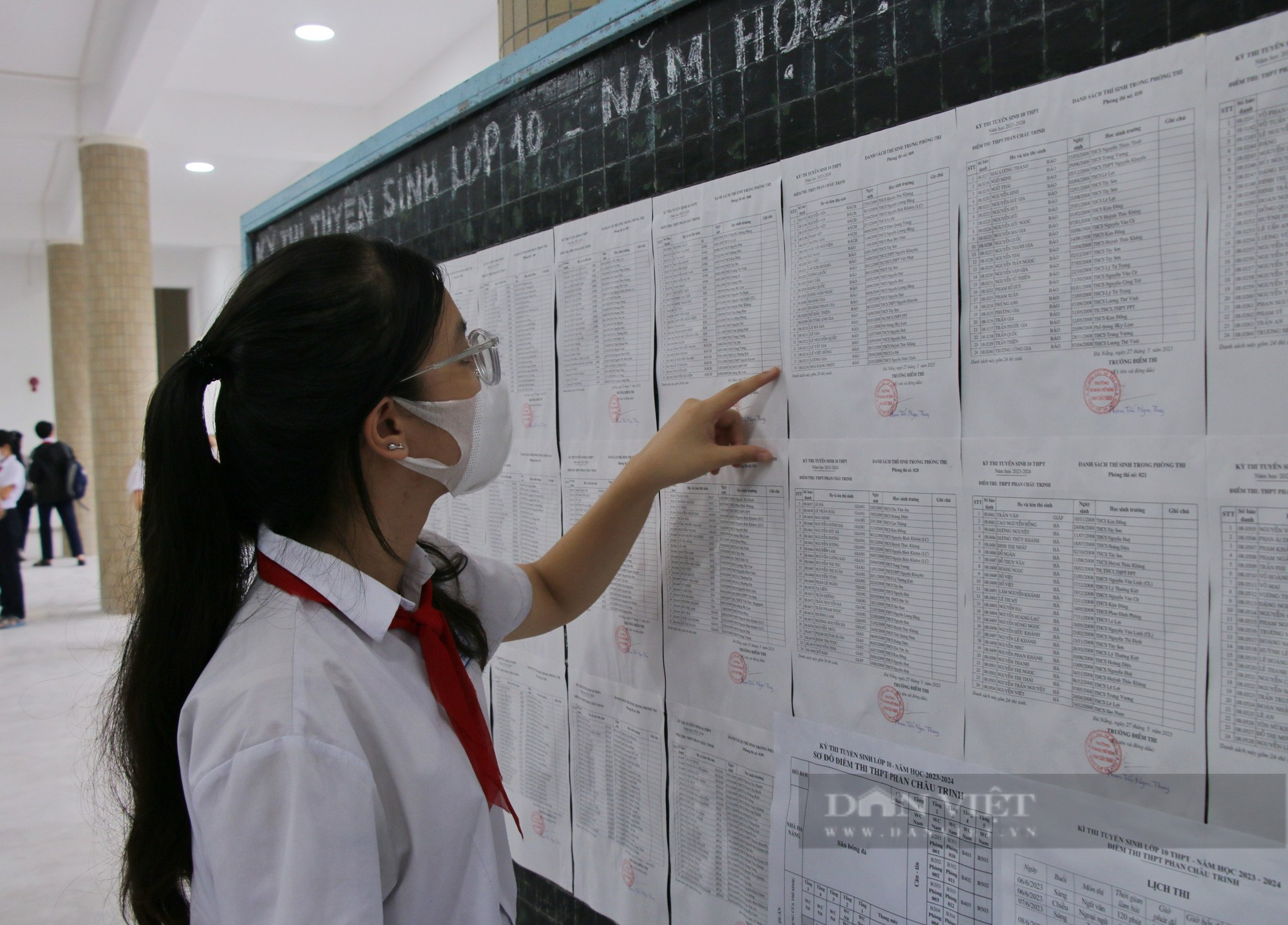 Phụ huynh &quot;đội mưa&quot; đưa sĩ tử dự thi tuyển sinh lớp 10 - Ảnh 6.