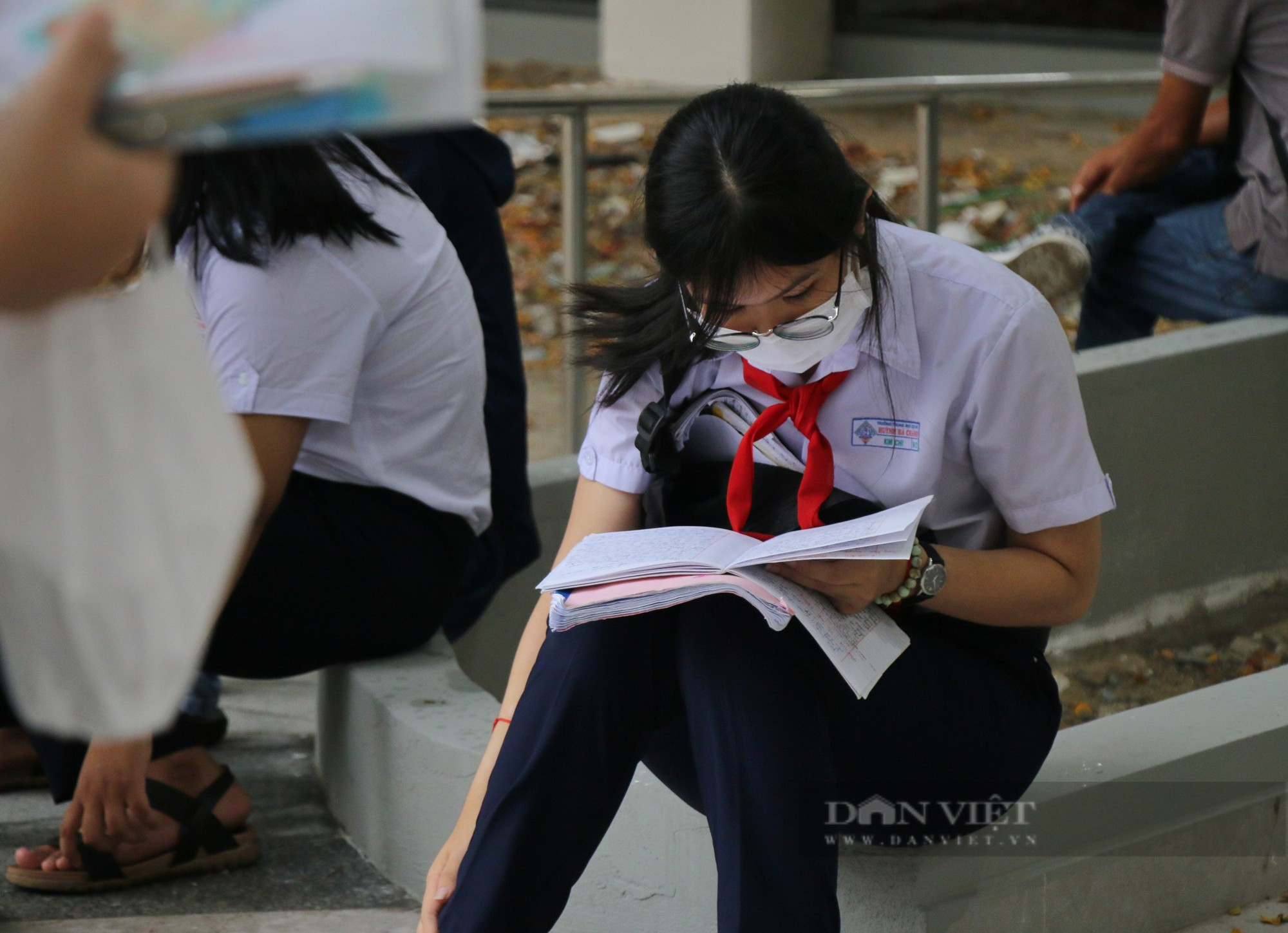 Phụ huynh &quot;đội mưa&quot; đưa sĩ tử dự thi tuyển sinh lớp 10 - Ảnh 8.