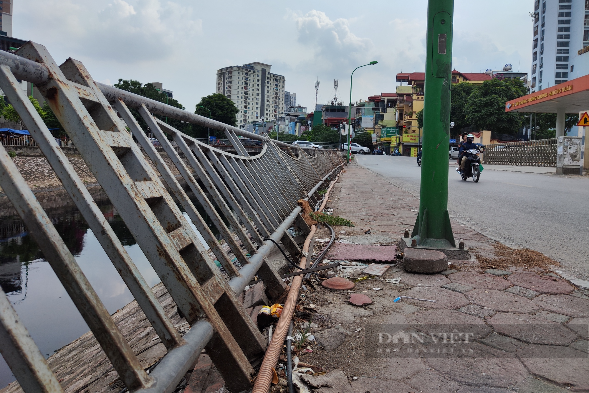 Hà Nộ: Nguy hiểm rình rập người đi bộ bên cạnh lan can bờ sông &quot;bật gốc&quot; - Ảnh 1.