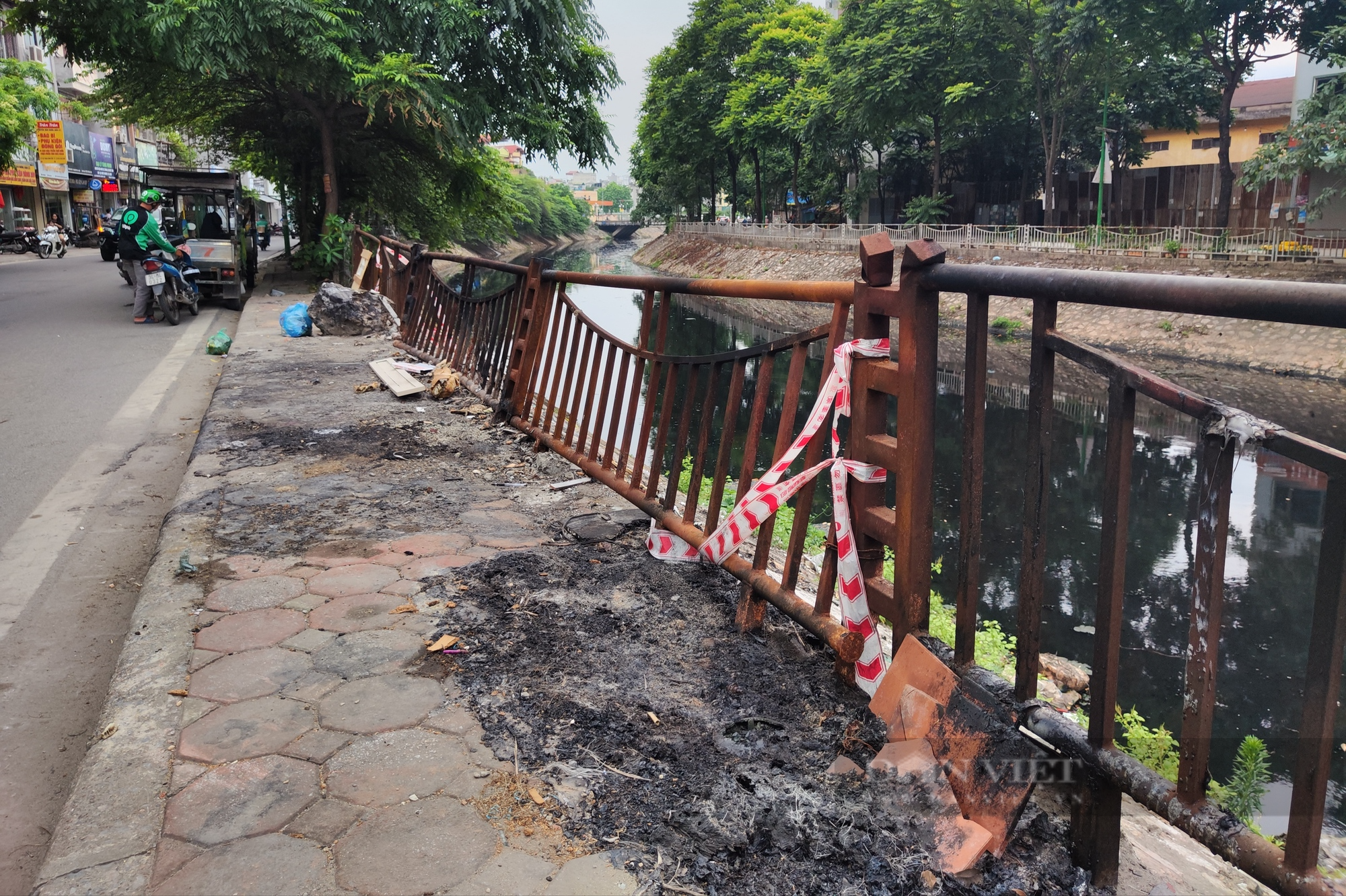 Hà Nộ: Nguy hiểm rình rập người đi bộ bên cạnh lan can bờ sông &quot;bật gốc&quot; - Ảnh 5.