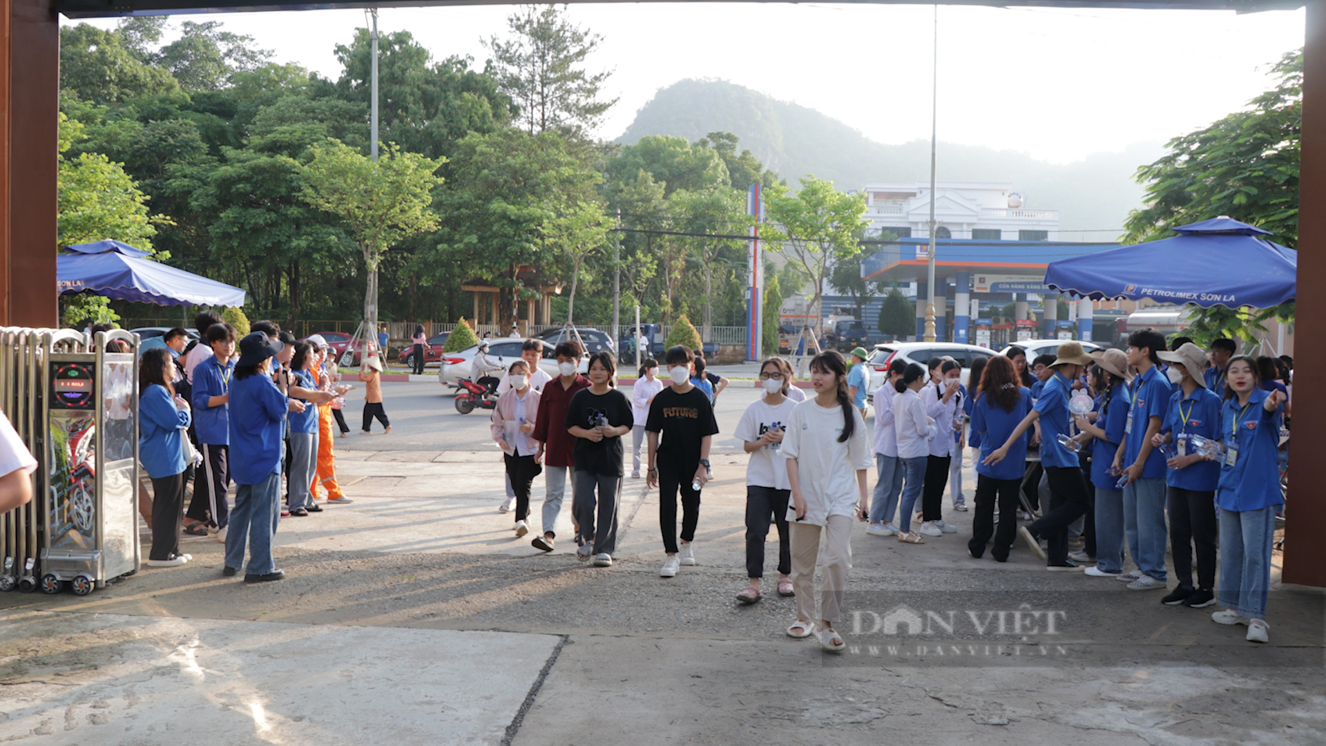 Sơn La: Hơn 16.000 thí sinh vượt nắng nóng thi tuyển sinh lớp 10 - Ảnh 1.