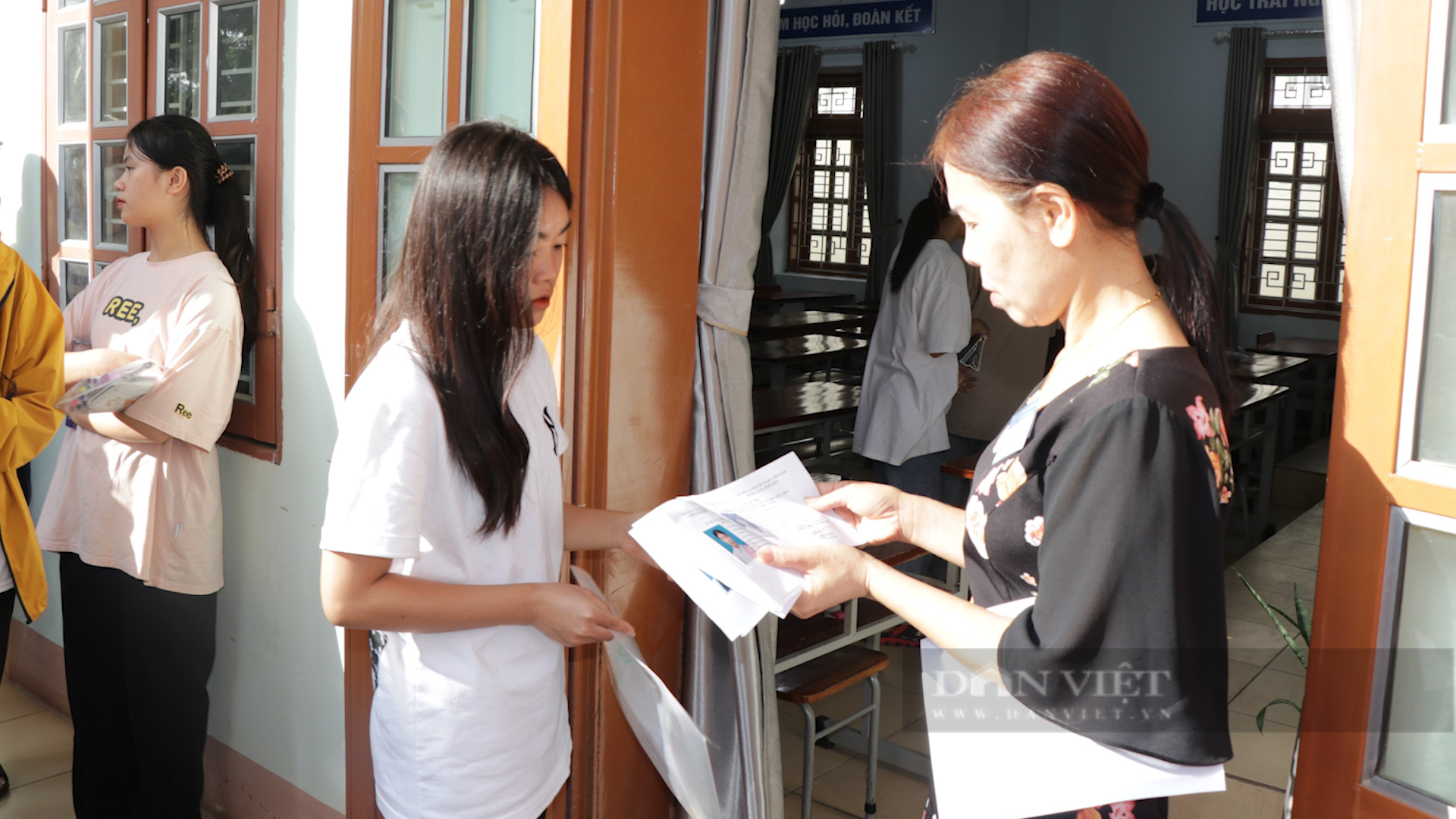 Sơn La: Hơn 16.000 thí sinh vượt nắng nóng thi tuyển sinh lớp 10 - Ảnh 2.