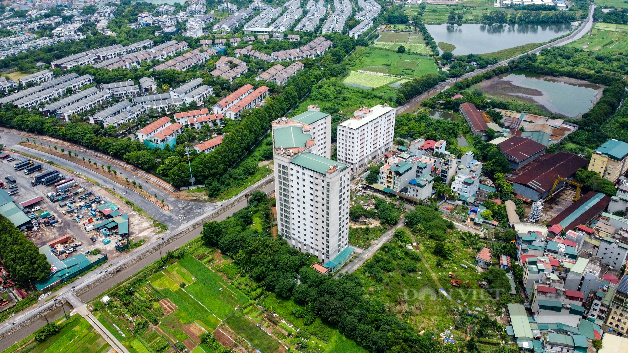 Cận cảnh 2 tòa chung cư bỏ hoang, &quot;đắp chiếu&quot; nhiều năm tại nội thành Hà Nội  - Ảnh 1.