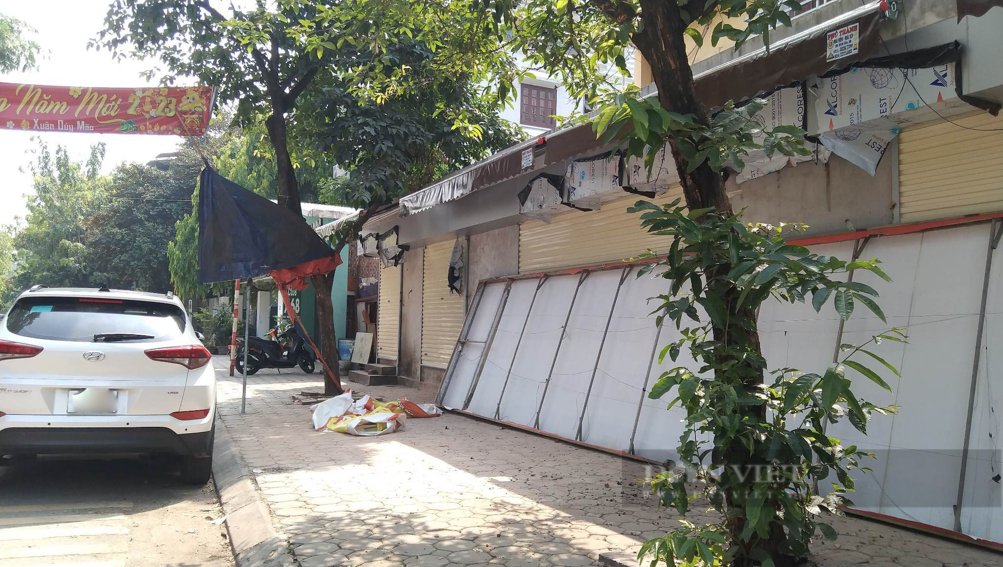 Hà Nội: Khu đất được quy hoạch làm bãi đỗ xe của cư dân bị chiếm dụng làm ki ốt - Ảnh 1.