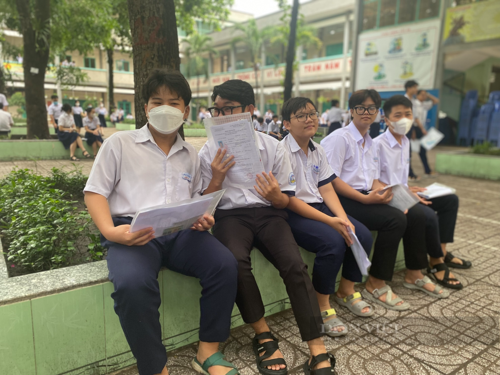 TP.HCM: Dù phổ biến quy chế &quot;ra rả&quot;, thí sinh vẫn đi muộn, vẫn mang điện thoại vào phòng thi - Ảnh 1.