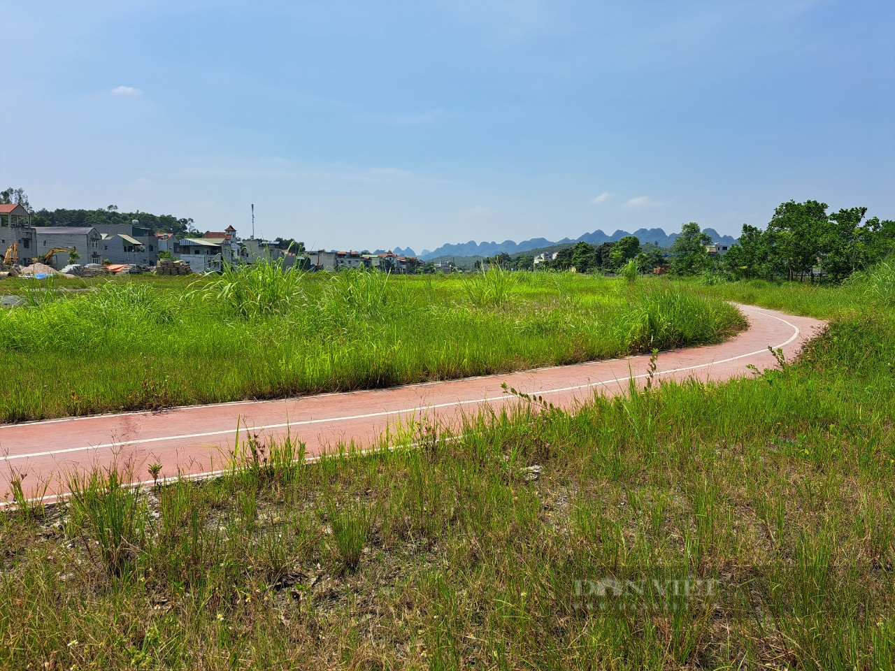 Sân vận động tiền tỷ biến thành bãi tập kết vật liệu trái phép ở Hòa Bình: Doanh nghiệp buộc phải di dời - Ảnh 3.