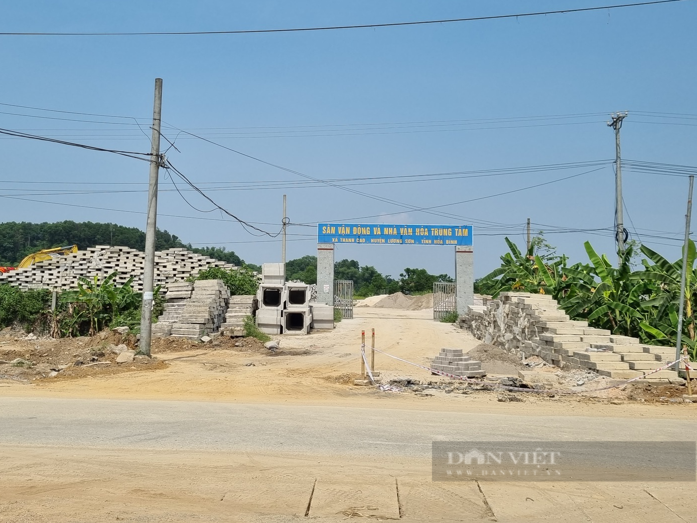 Sân vận động tiền tỷ biến thành bãi tập kết vật liệu trái phép ở Hòa Bình: Doanh nghiệp buộc phải di dời - Ảnh 4.