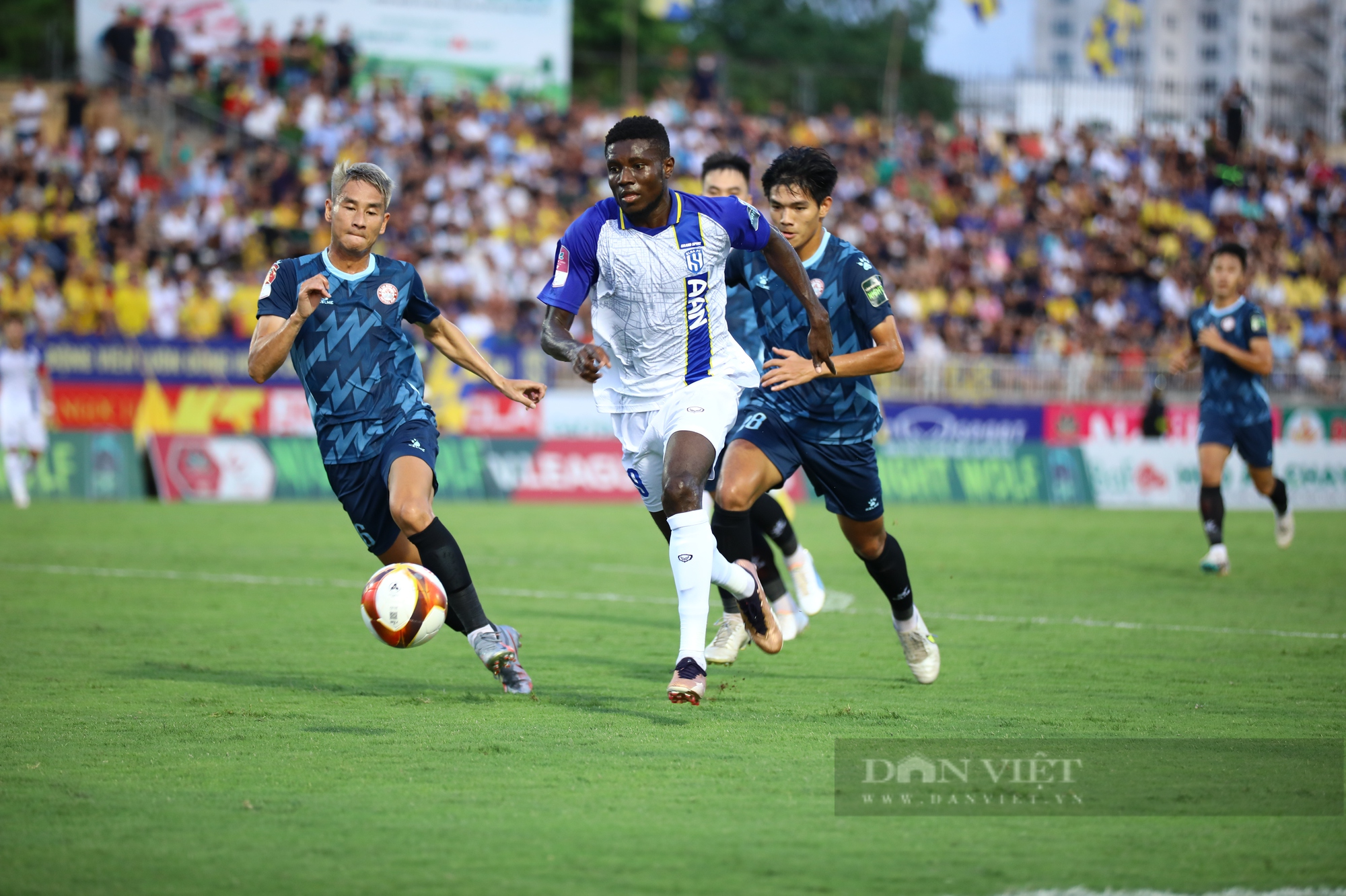 Kết quả vòng 11 V.League 2023: SLNA đánh bại TP.HCM trên sân Vinh - Ảnh 6.