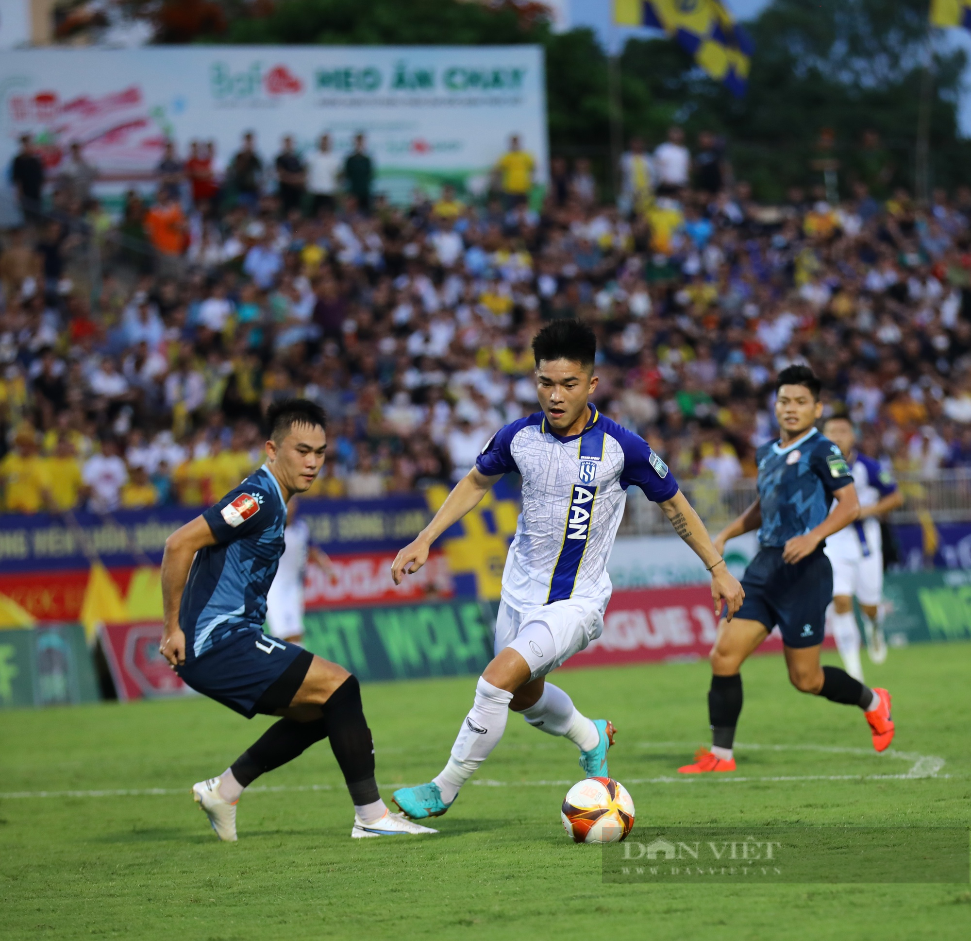 Kết quả vòng 11 V.League 2023: SLNA đánh bại TP.HCM trên sân Vinh - Ảnh 9.