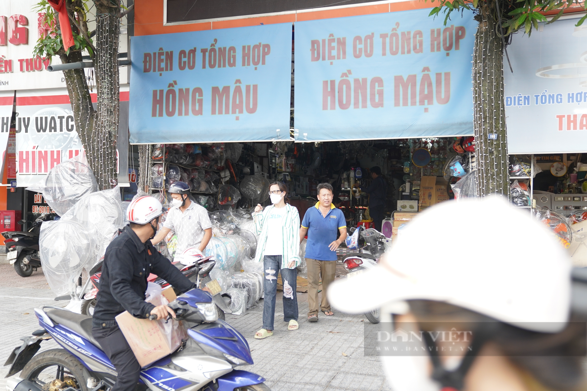 Hà Tĩnh: Lo lắng cắt điện, người dân đổ xô đi mua quạt tích điện - Ảnh 10.