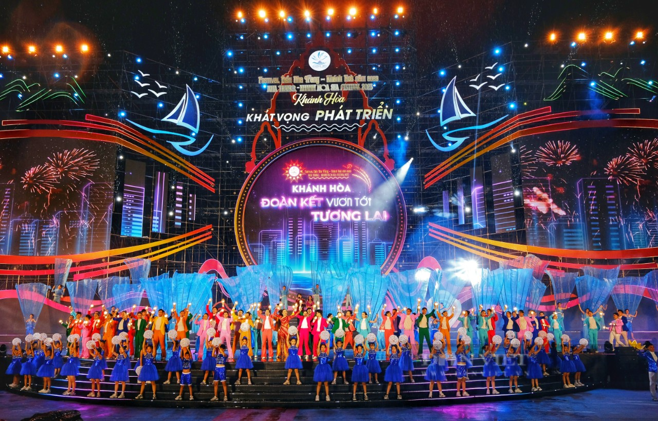 Cảnh hàng ngàn người dân và du khách dưới cơn mưa xem bế mạc Festival Biển Nha Trang - Ảnh 1.