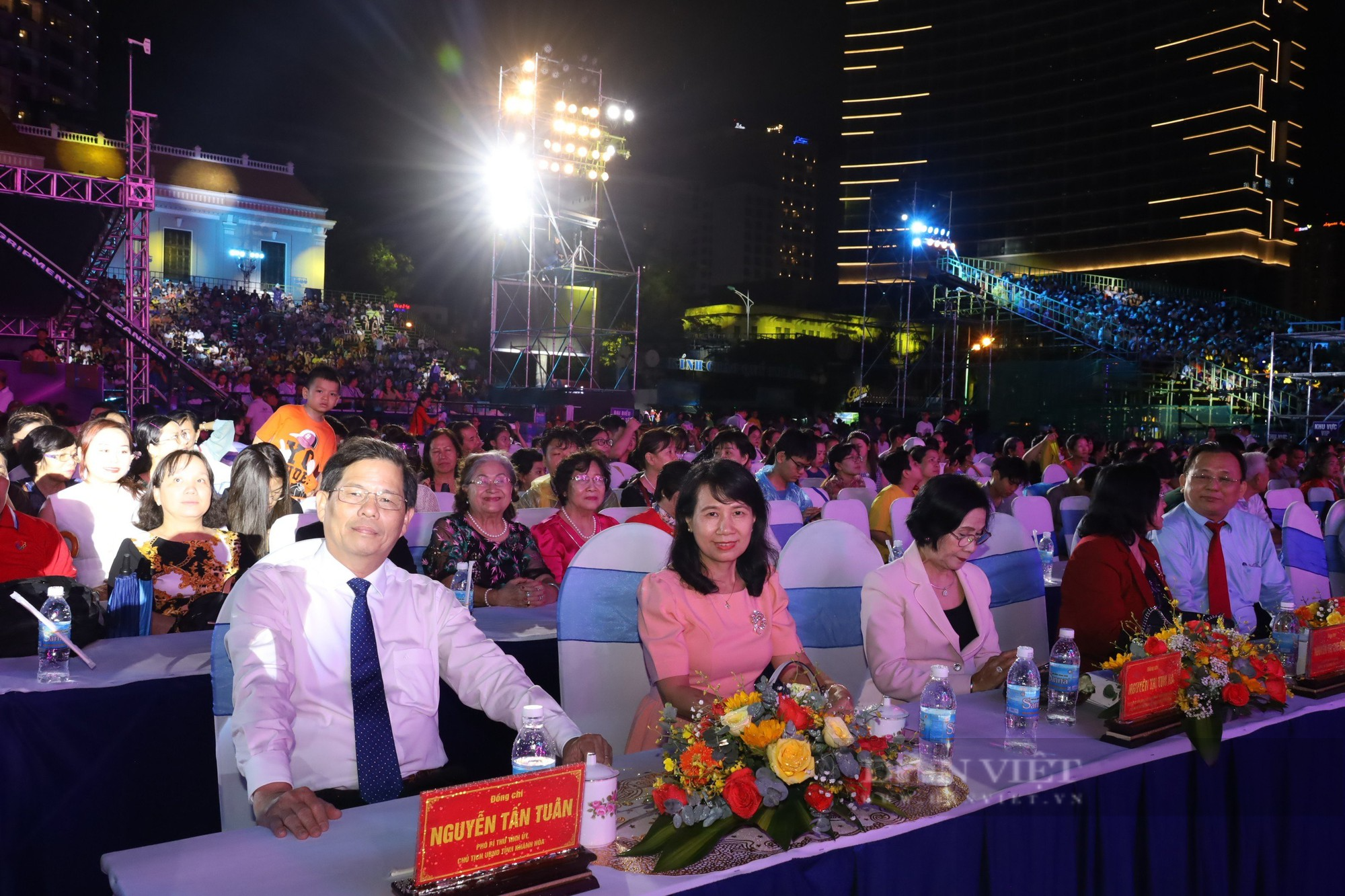 Cảnh hàng ngàn người dân và du khách dưới cơn mưa xem bế mạc Festival Biển Nha Trang - Ảnh 5.