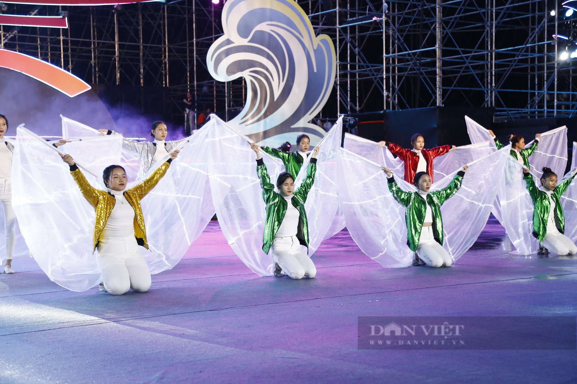 Cảnh hàng ngàn người dân và du khách dưới cơn mưa xem bế mạc Festival Biển Nha Trang - Ảnh 6.