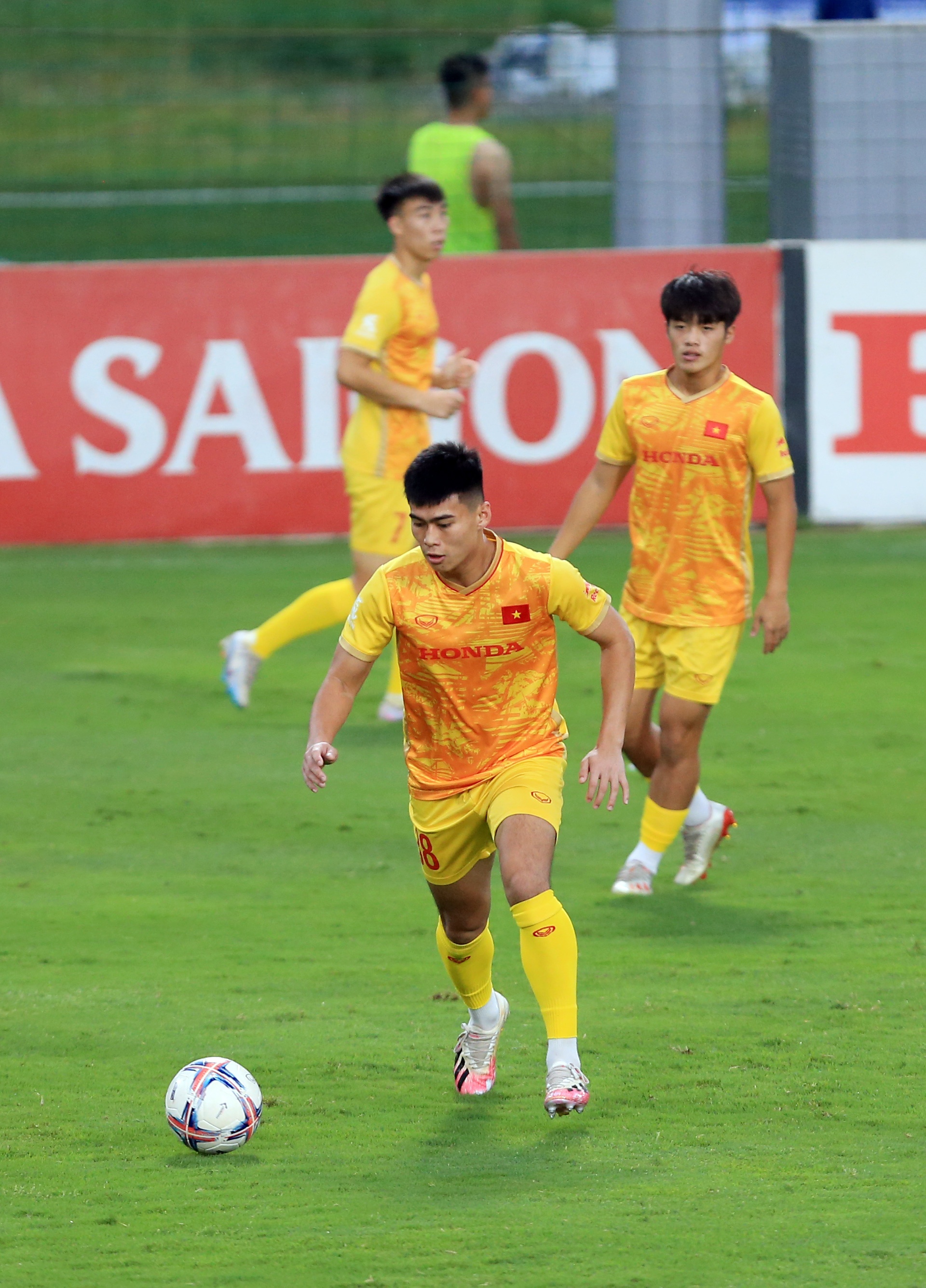ĐT Việt Nam hội quân, HLV Troussier có hành động đặc biệt với Quang Hải - Ảnh 9.