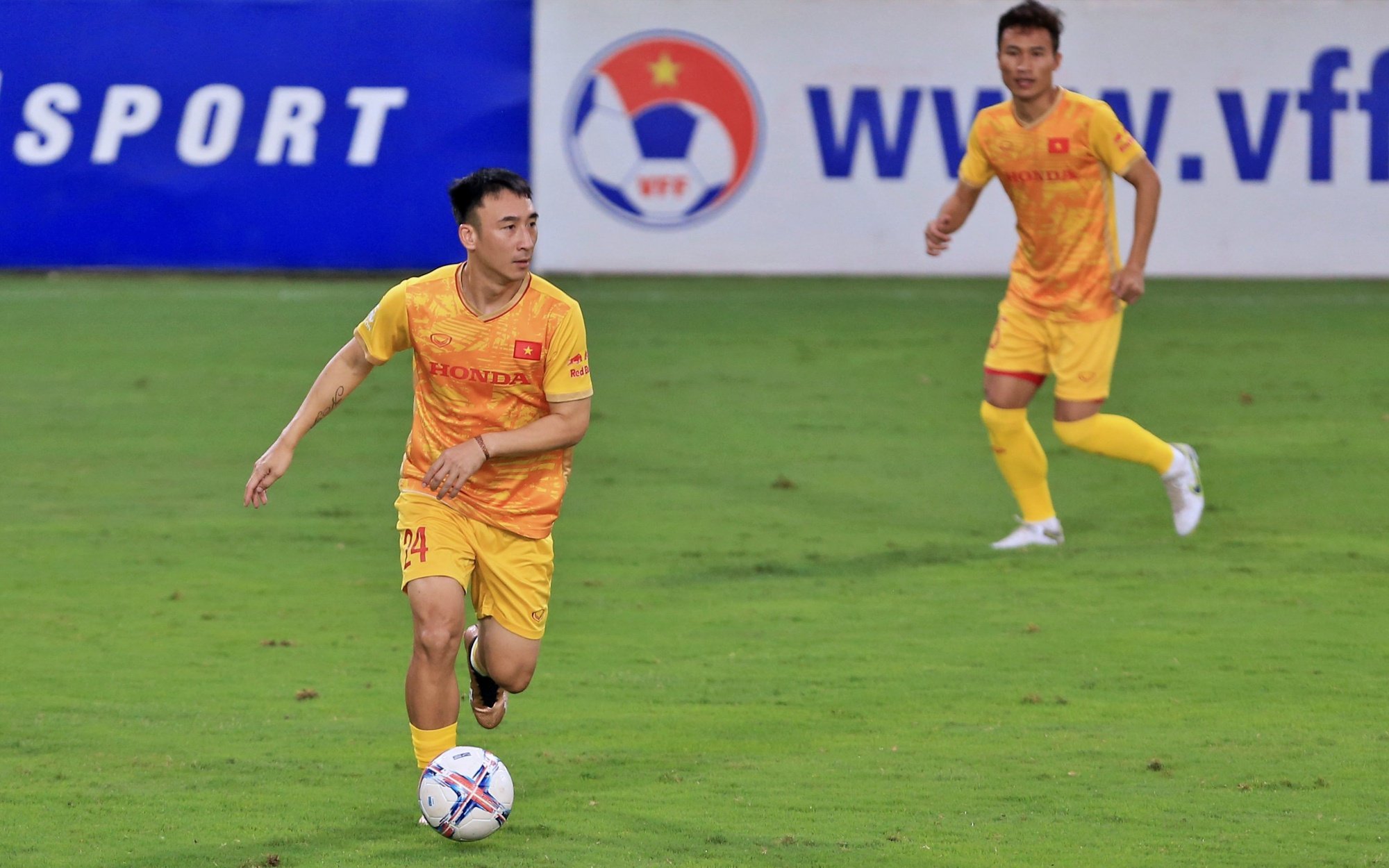 ĐT Việt Nam hội quân, HLV Troussier có hành động đặc biệt với Quang Hải - Ảnh 8.