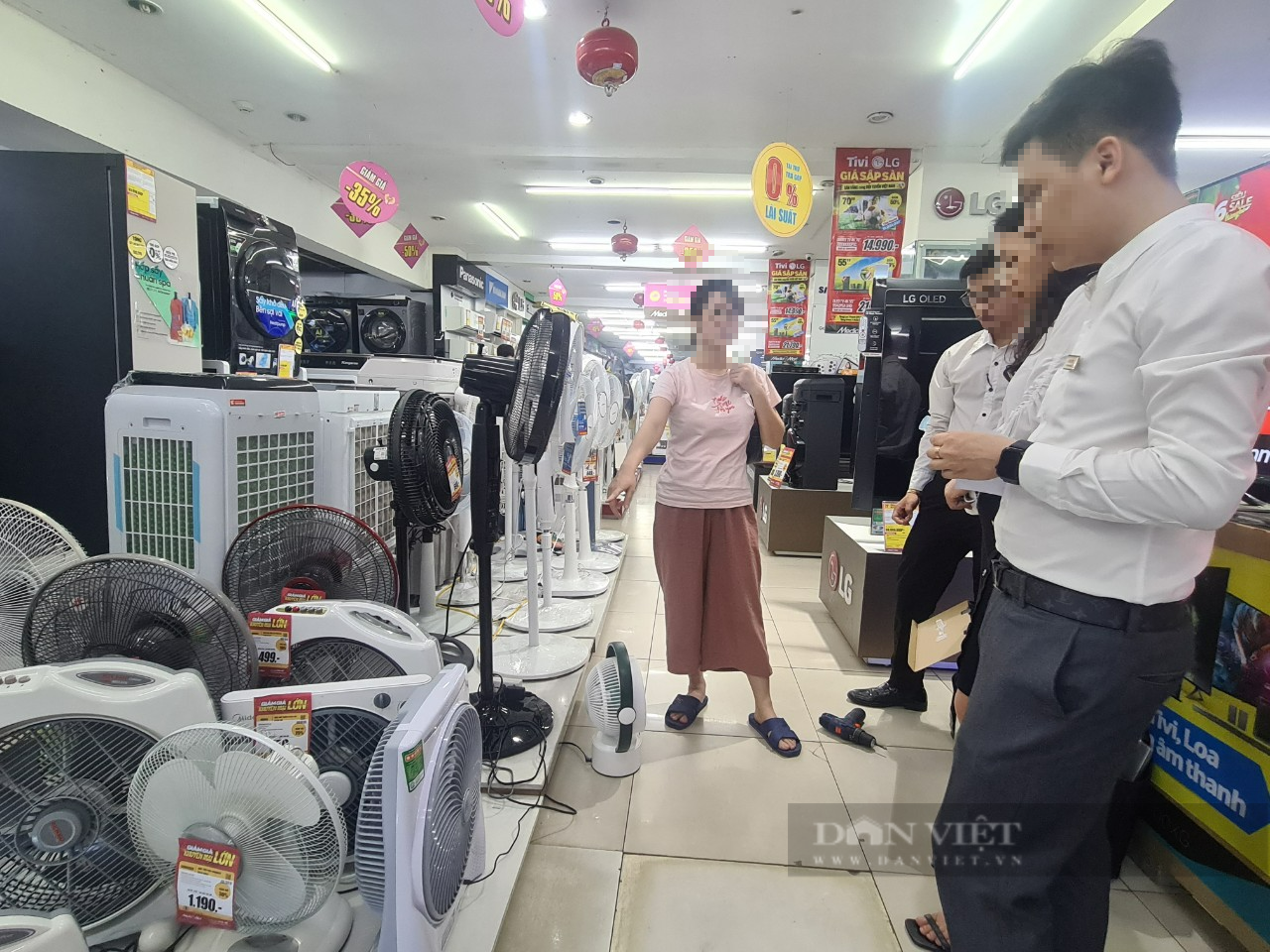 Nắng nóng kèm mất điện, người dân Thủ đô săn lùng quạt tích điện - Ảnh 4.