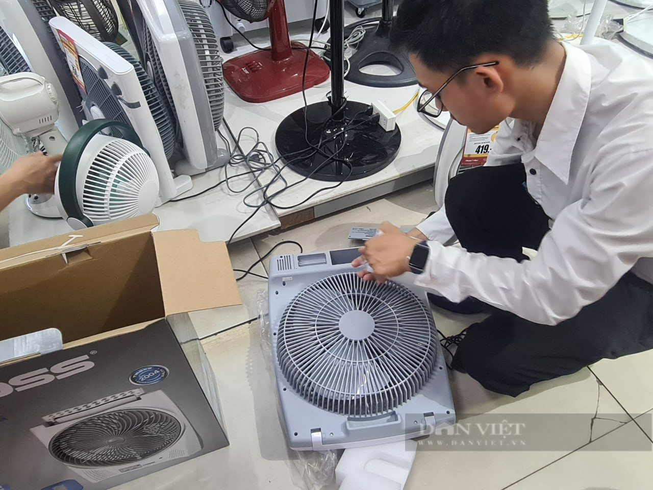 Nắng nóng kèm mất điện, người dân Thủ đô săn lùng quạt tích điện - Ảnh 5.