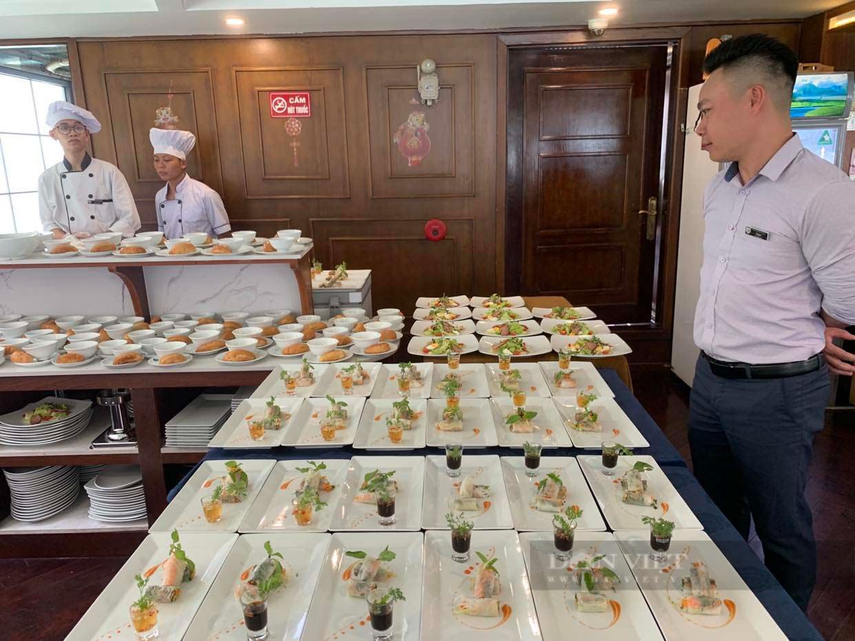 Du khách nước ngoài bất ngờ thốt lên điều này sau một ngày trải nghiệm du thuyền Hạ Long - Ảnh 5.