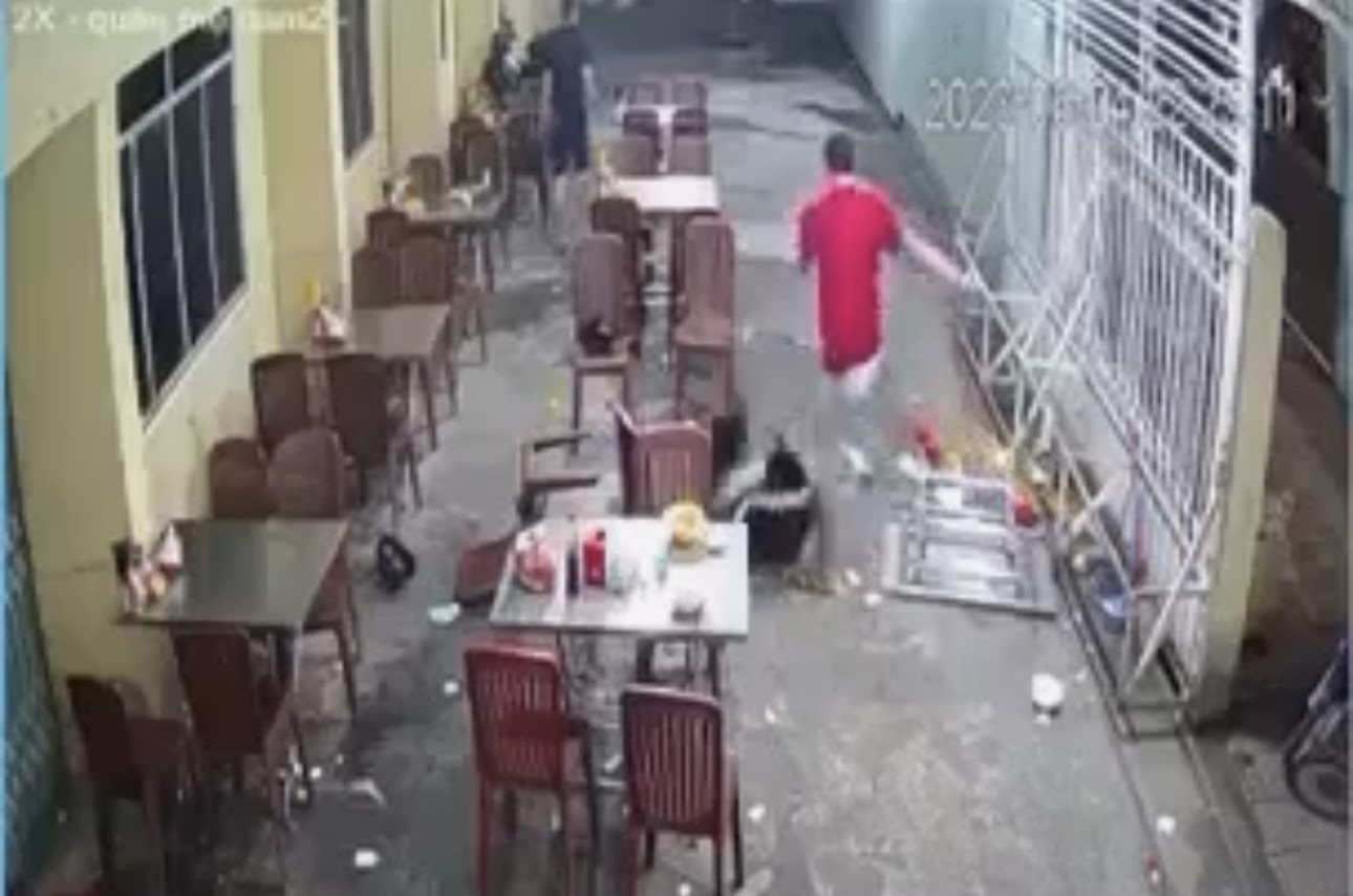 Công an vào cuộc vụ người đàn ông đánh dã man một phụ nữ trong quán ăn - Ảnh 1.
