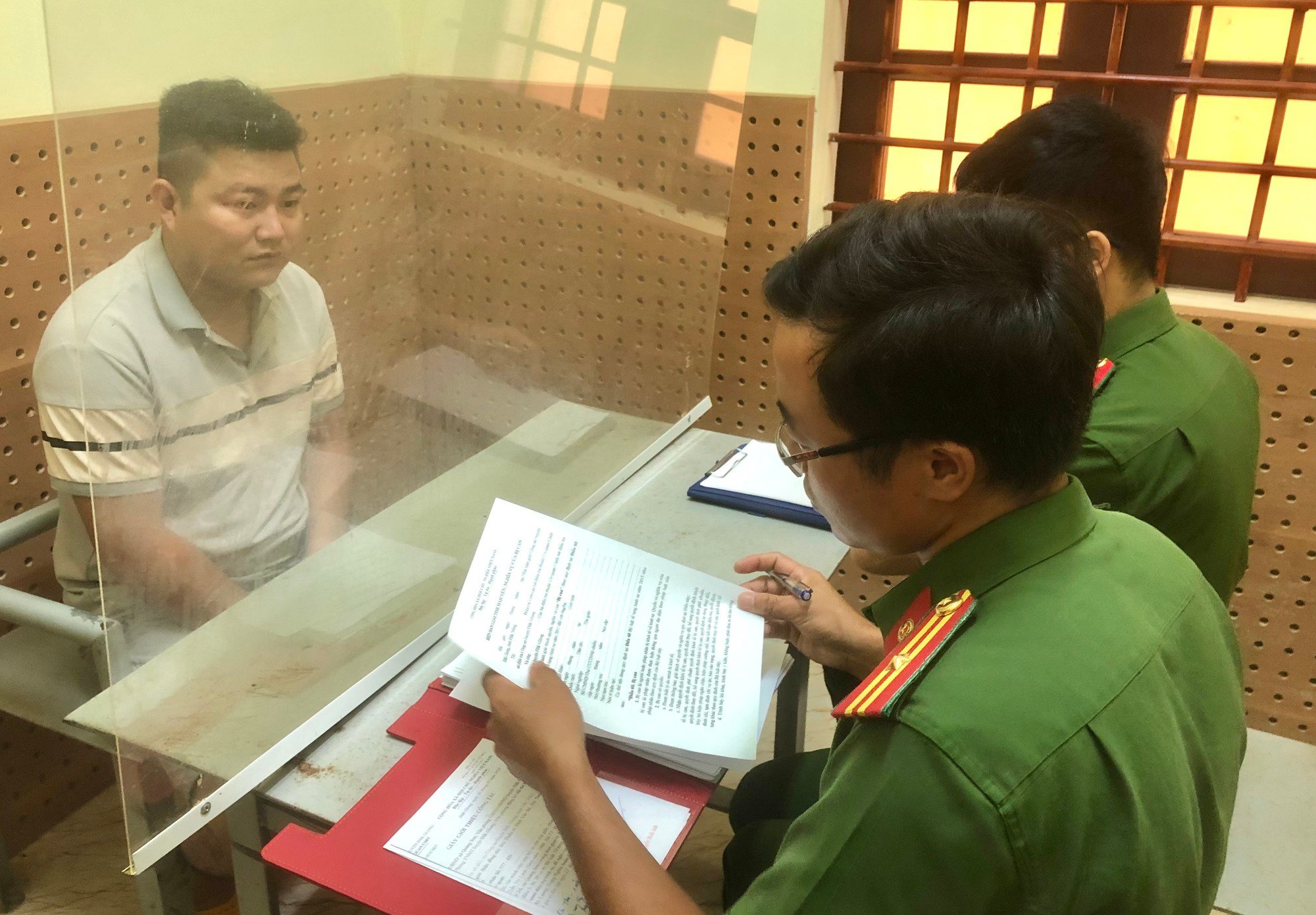 Cặp nam nữ &quot;nổ&quot; làm được sổ đỏ, lừa đảo hơn nửa tỷ đồng - Ảnh 1.