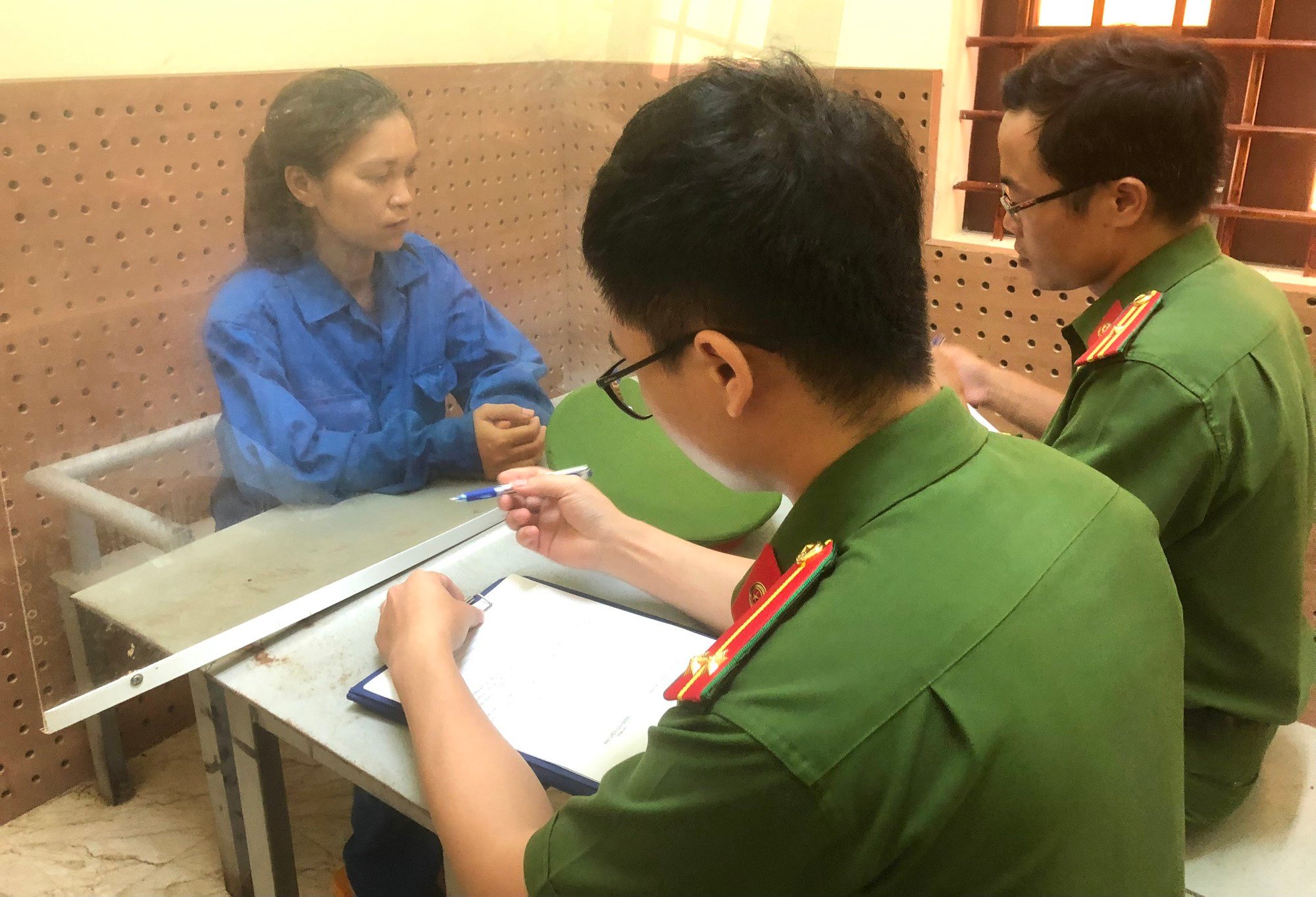 Cặp nam nữ &quot;nổ&quot; làm được sổ đỏ, lừa đảo hơn nửa tỷ đồng - Ảnh 2.