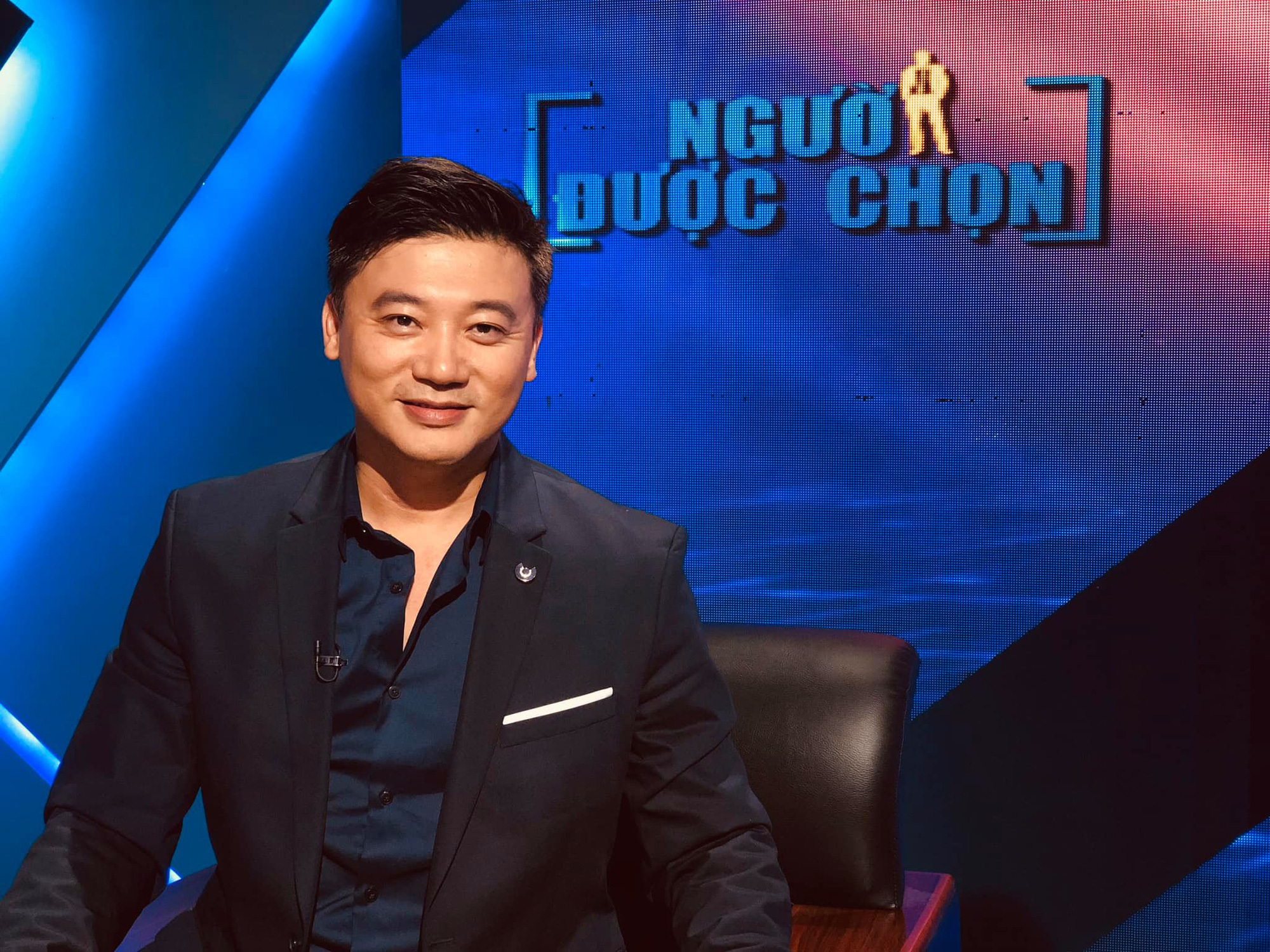 Xuất hiện tin đồn sau màn biểu diễn gây &quot;bão&quot; của Chủ tịch ACB Trần Hùng Huy, MC Khắc Nguyện bất ngờ làm điều này - Ảnh 2.