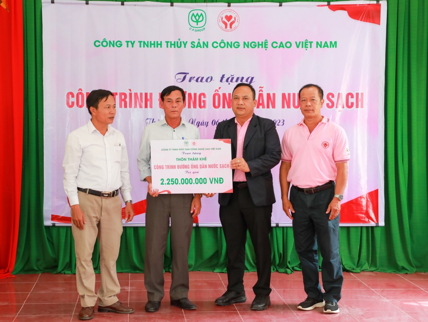Bàn giao “công trình đường ống dẫn nước sạch” cho bà con thôn Thâm Khê, xã Hải Khê, huyện Hải Lăng, tỉnh Quảng Trị - Ảnh 1.