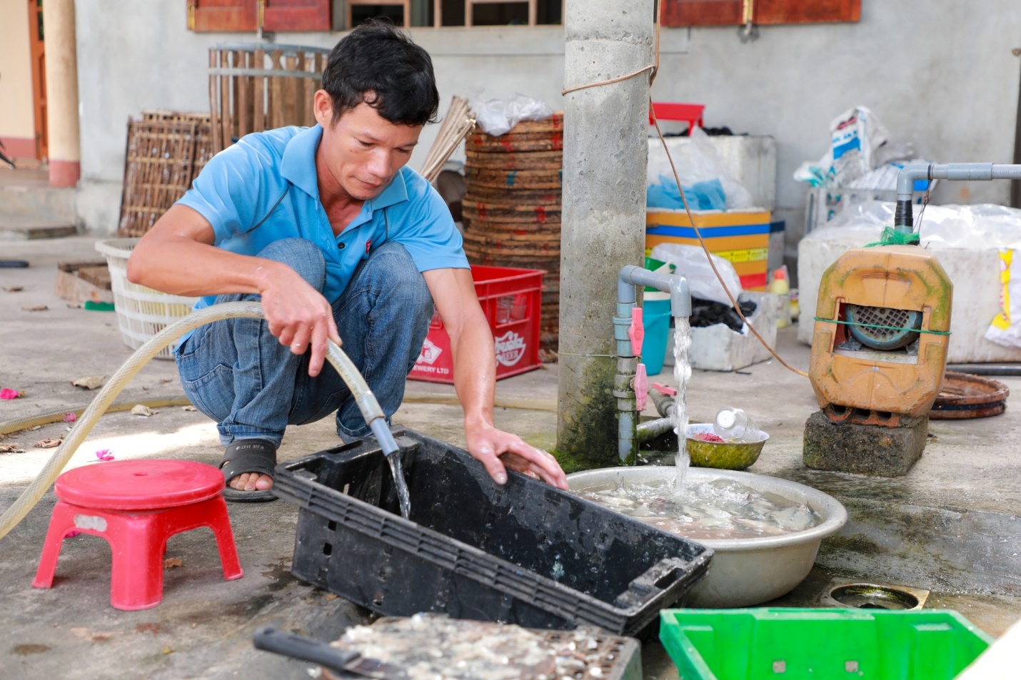 Bàn giao “công trình đường ống dẫn nước sạch” cho bà con thôn Thâm Khê, xã Hải Khê, huyện Hải Lăng, tỉnh Quảng Trị - Ảnh 2.