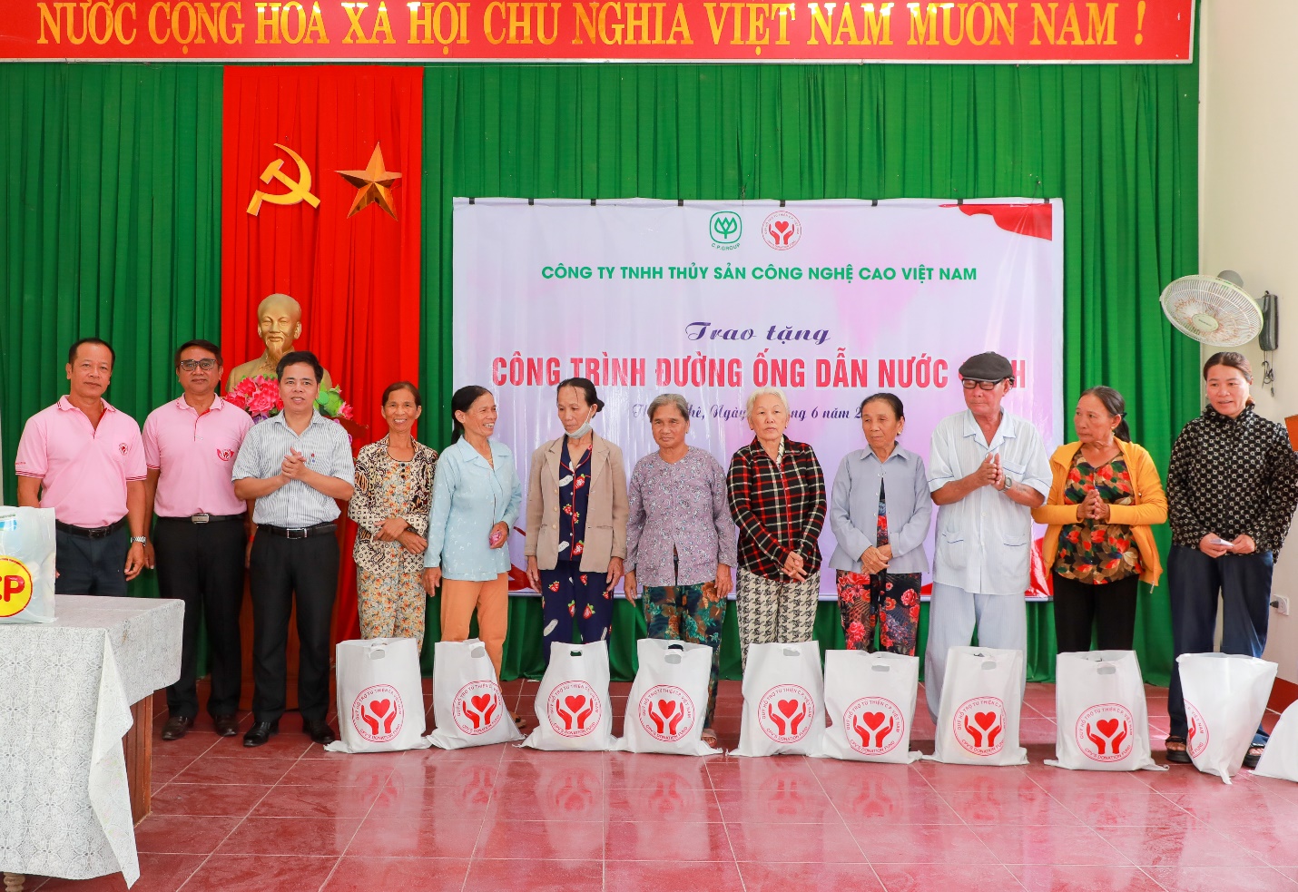Bàn giao “công trình đường ống dẫn nước sạch” cho bà con thôn Thâm Khê, xã Hải Khê, huyện Hải Lăng, tỉnh Quảng Trị - Ảnh 4.