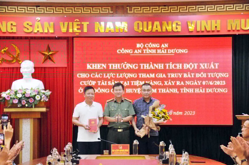 Công an tỉnh Hải Dương thưởng &quot;nóng&quot; các lực lượng truy bắt 2 tên cướp tiệm vàng Đức Nam - Ảnh 1.