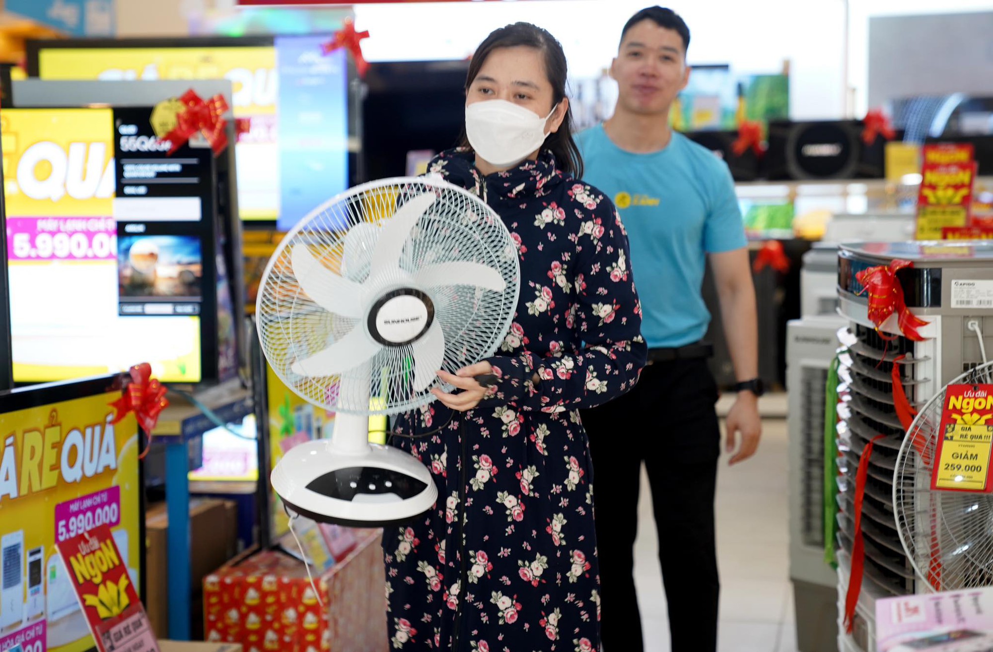 Người dân miền Trung ồ ạt đi mua đồ tích điện - Ảnh 4.