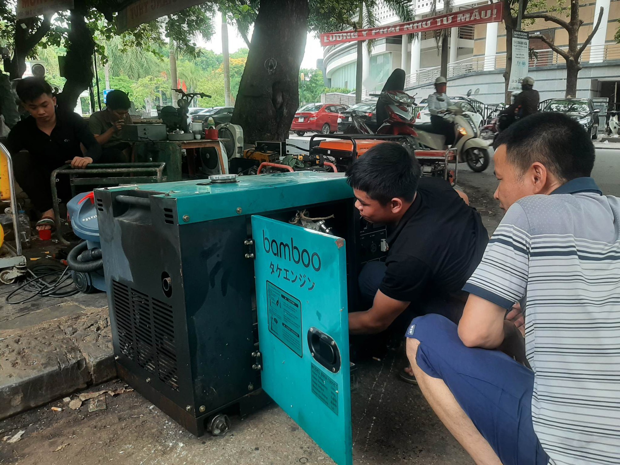 Người dân miền Trung ồ ạt đi mua đồ tích điện - Ảnh 3.