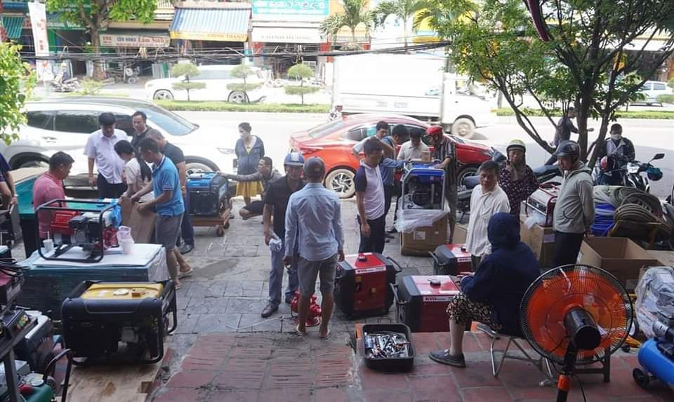 Người dân miền Trung ồ ạt đi mua đồ tích điện - Ảnh 2.