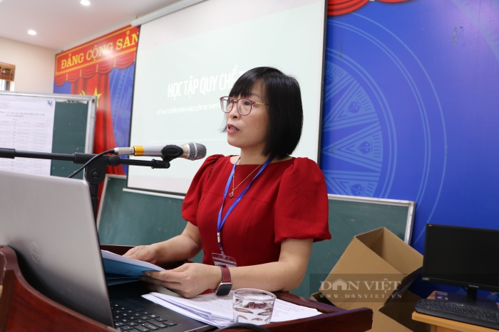Phụ huynh, sĩ tử Hà Nội dâng hương tại điểm thi trước “cuộc chiến” thi vào lớp 10  - Ảnh 2.