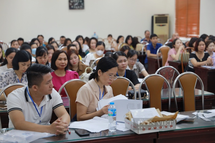 Phụ huynh, sĩ tử Hà Nội dâng hương tại điểm thi trước “cuộc chiến” thi vào lớp 10  - Ảnh 3.