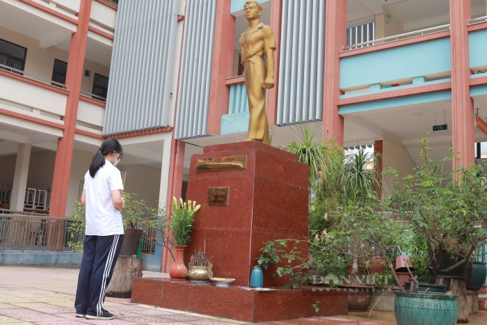 Phụ huynh, sĩ tử Hà Nội dâng hương tại điểm thi trước “cuộc chiến” thi vào lớp 10  - Ảnh 4.