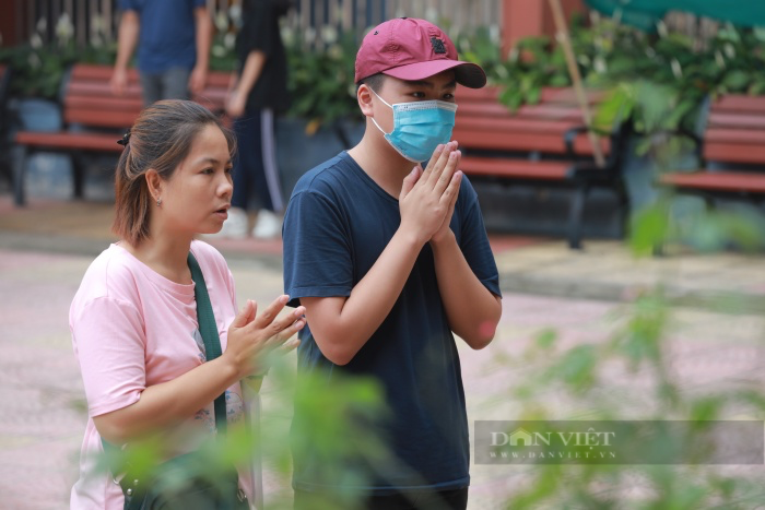 Phụ huynh, sĩ tử Hà Nội dâng hương tại điểm thi trước “cuộc chiến” thi vào lớp 10  - Ảnh 6.
