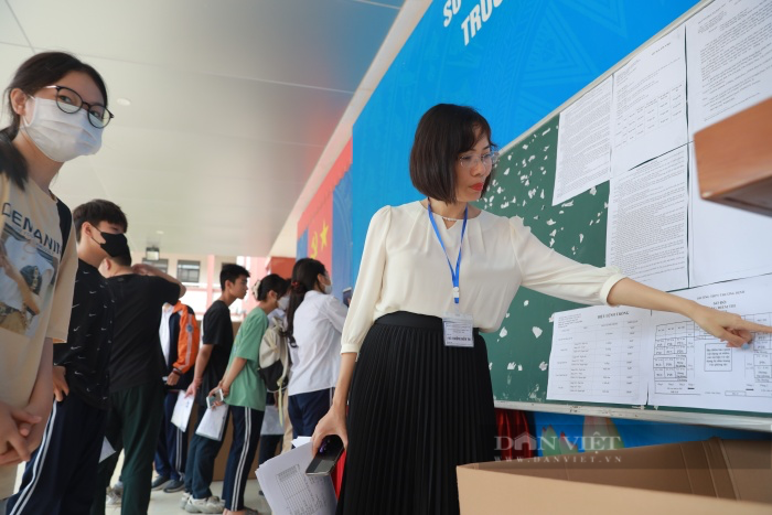 Phụ huynh, sĩ tử Hà Nội dâng hương tại điểm thi trước “cuộc chiến” thi vào lớp 10  - Ảnh 8.