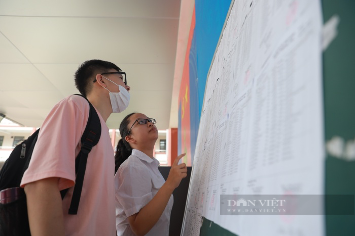 Phụ huynh, sĩ tử Hà Nội dâng hương tại điểm thi trước “cuộc chiến” thi vào lớp 10  - Ảnh 9.