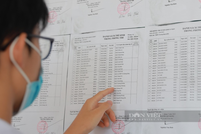 Phụ huynh, sĩ tử Hà Nội dâng hương tại điểm thi trước “cuộc chiến” thi vào lớp 10  - Ảnh 10.